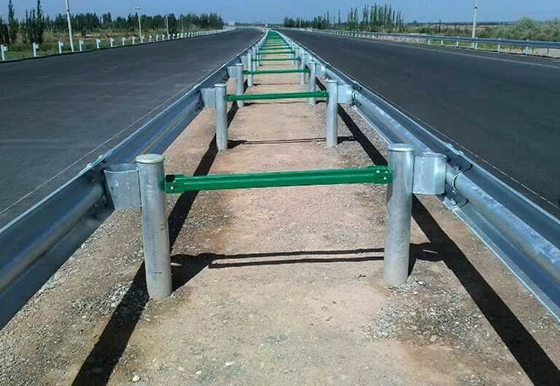 高速公路防撞护栏施工安装